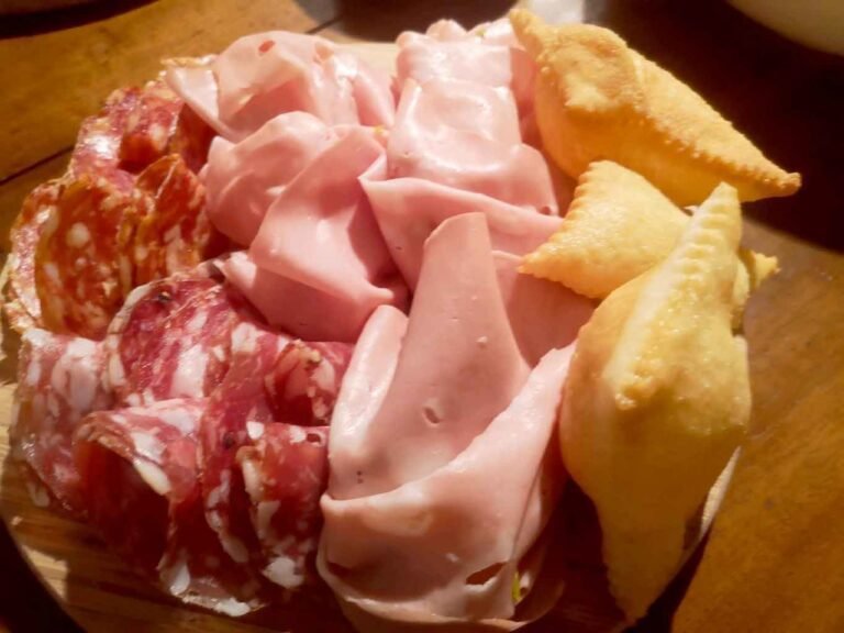 Quali sono i piatti tipici da gustare alla trattoria Antichi Sapori a Parma 37 piatto tipico di torta fritta e salumi