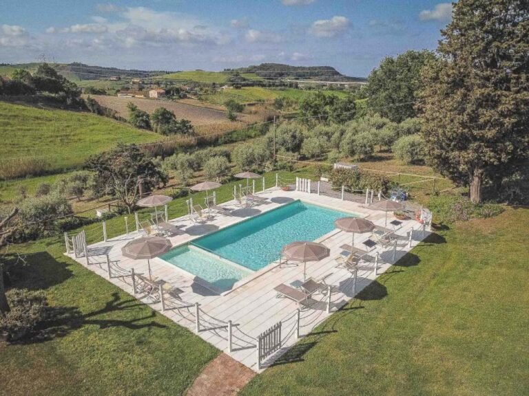 piscina circondata da colline toscane