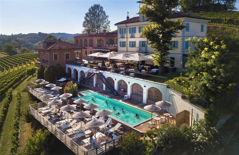 piscina con vista su vigneti ad alba
