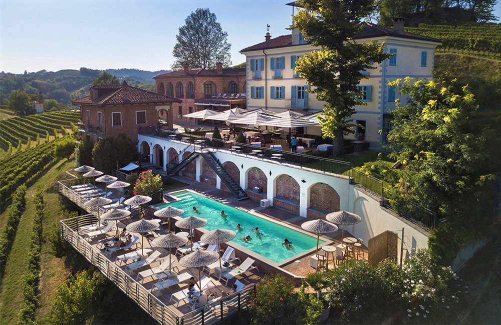 piscina con vista su vigneti ad alba