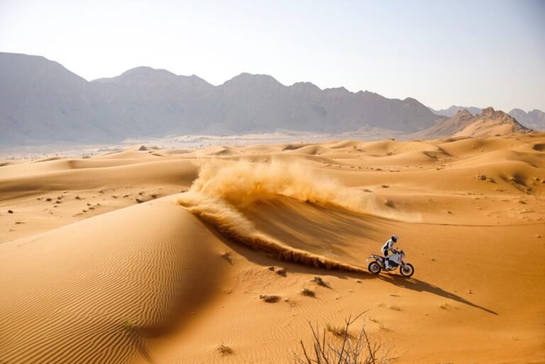pista da sci circondata da dune desertiche