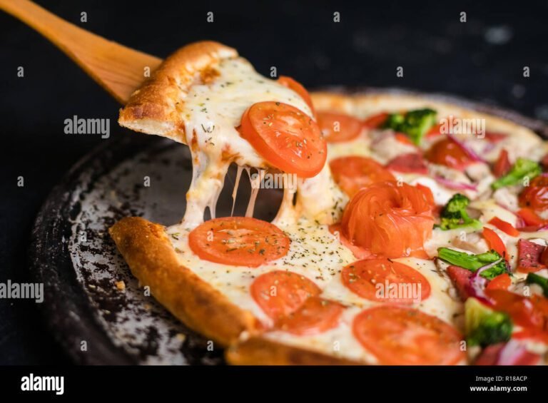 pizza al trancio su un tavolo rustico