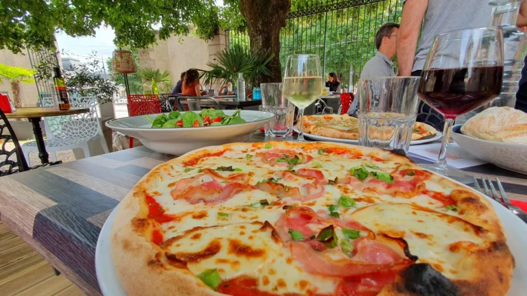 pizza artigianale in un ristorante accogliente