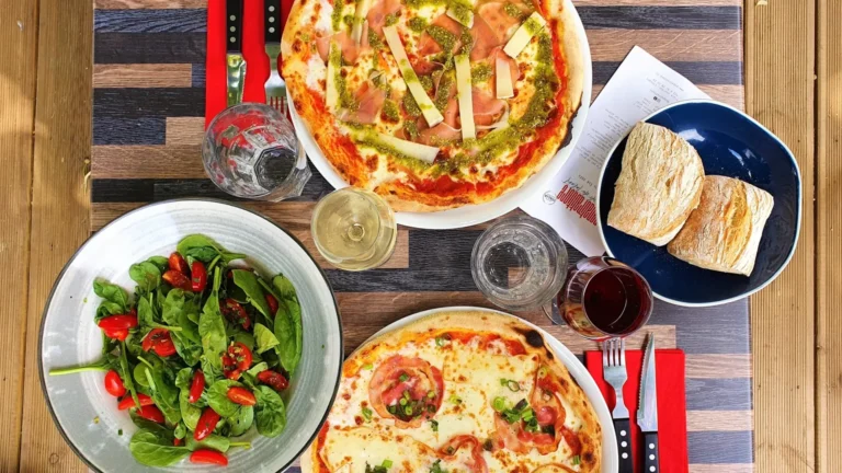 pizza e pasta su un tavolo accogliente