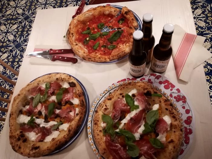 pizza fumante su un tavolo elegante