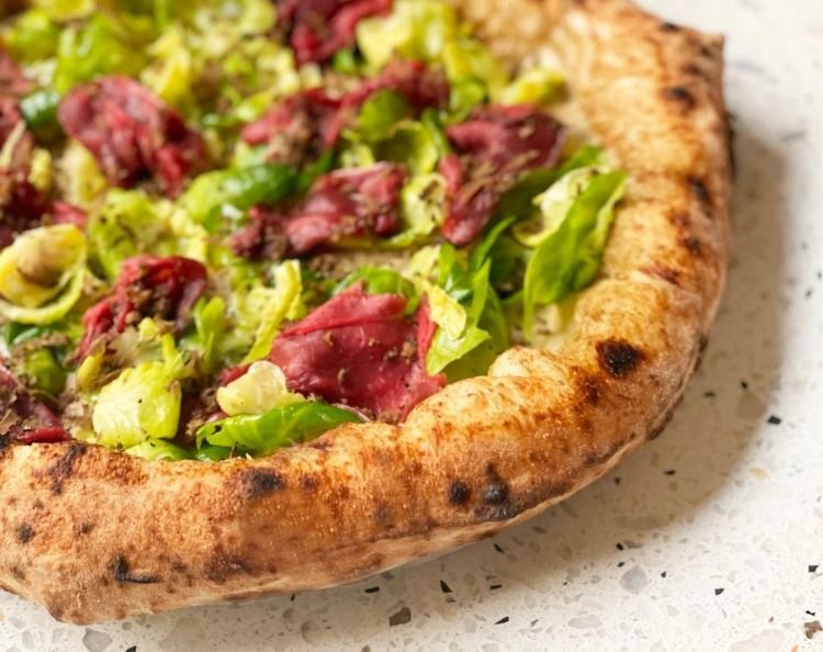 Che cosa rende la pizza gourmand di Gino Sorbillo così speciale 1 pizza gourmet con ingredienti freschi e colorati