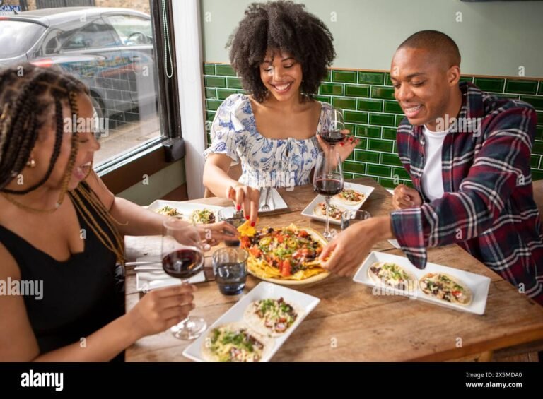 pizza gourmet su tavolo con amici sorridenti