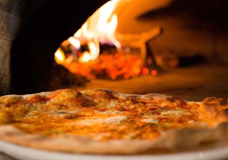 pizzeria con forno a legna e pizza