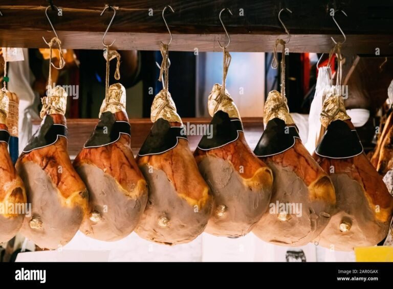 Quali prodotti e specialità offre il Prosciuttificio Wolf Sauris Spa 14 prosciutto appeso in una cantina rustica