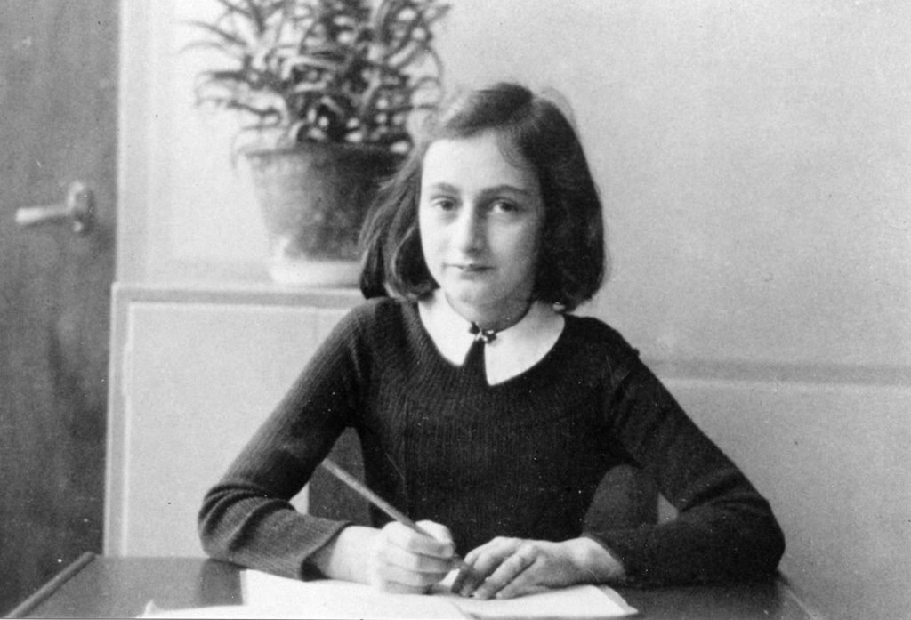 ritratto di anna frank con il diario