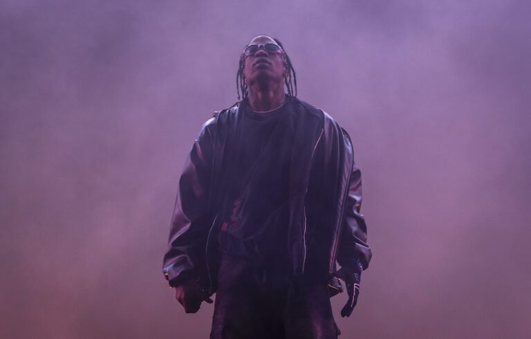 ritratto di travis scott durante un concerto