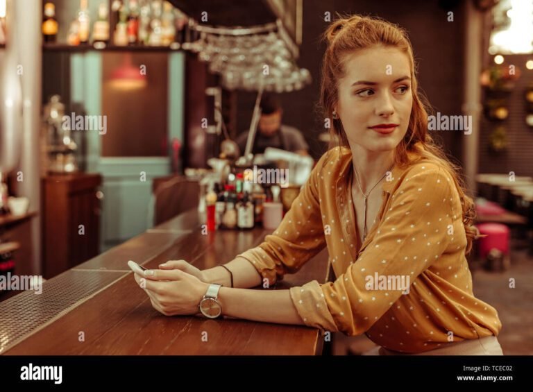 ritratto di una donna affascinante al pub