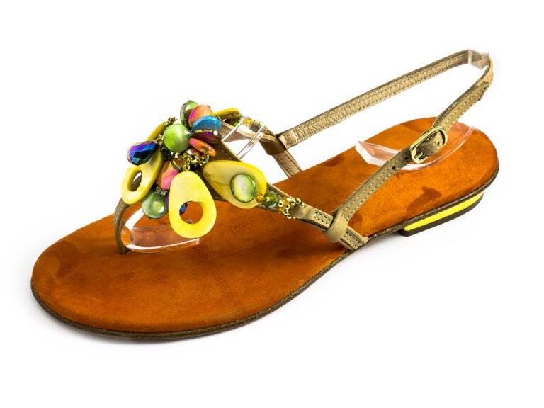 sandali colorati su una spiaggia di positano