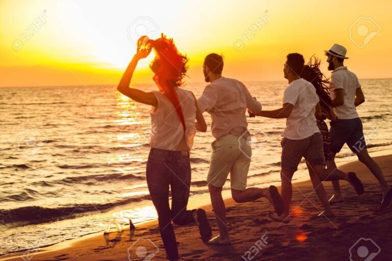 Cosa offre Happy Casa San Salvo per una vacanza indimenticabile 2 spiaggia al tramonto con persone felici