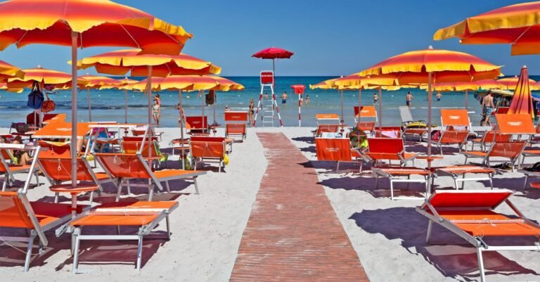 spiaggia attrezzata con ombrelloni e lettini
