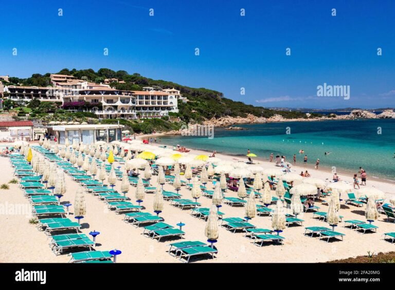 spiaggia con ombrelloni e lettini colorati