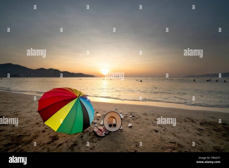 Cosa puoi trovare a Varca D'Oro Lido per le tue vacanze estive 25 spiaggia dorata con ombrelloni colorati