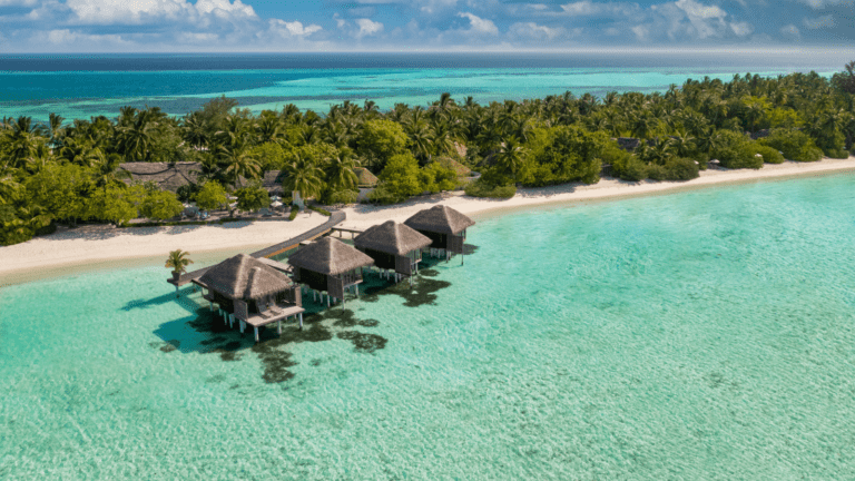 spiaggia tropicale con bungalow sullacqua