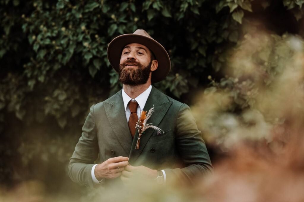 sposo elegante in abito di lino naturale