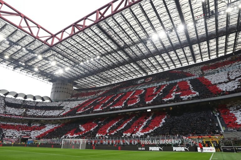 stadio san siro con tifosi rossoneri