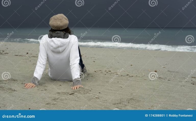 studente che guarda lorizzonte pensieroso