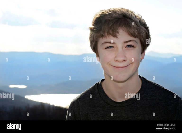 studente sorridente davanti a un paesaggio australiano