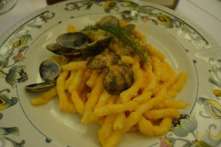 Cosa rende unico lo stuzzichino s Agata e quali sono le sue caratteristiche 43 stuzzichino sagata su un piatto elegante