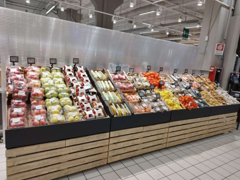 supermercato conad con prodotti freschi esposti