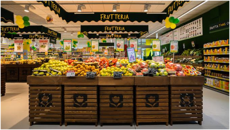 supermercato todis con prodotti freschi in esposizione