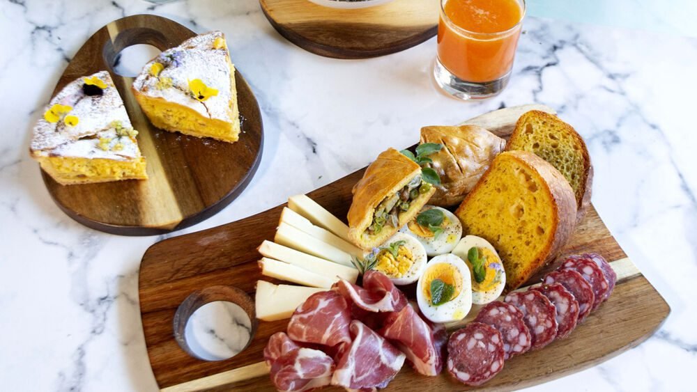 tavola imbandita con piatti romani tradizionali