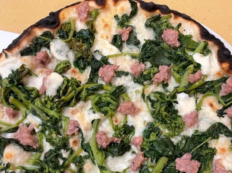 tavolette di tac sottili su un piatto