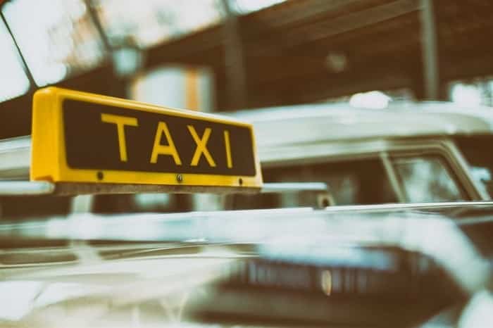 Come posso prenotare un taxi da Porta Nuova a Torino