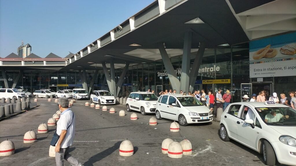 taxi in attesa davanti a porta garibaldi