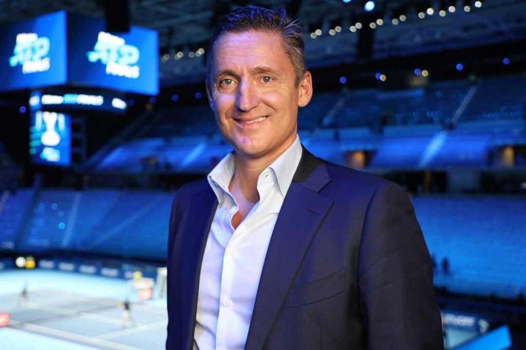 tennis professionale pubblico entusiasta arena illuminata