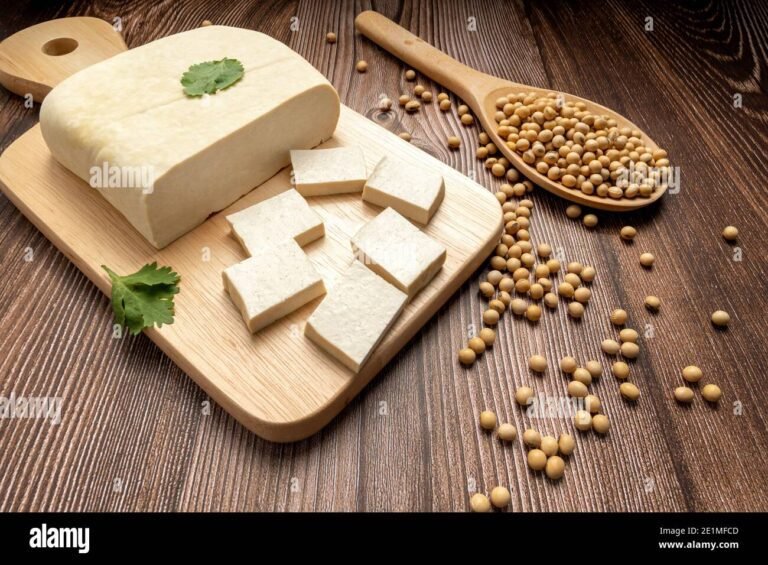 tofu fresco su un tagliere di legno