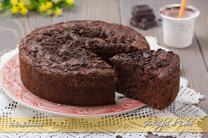 torta al cioccolato con yogurt decorata
