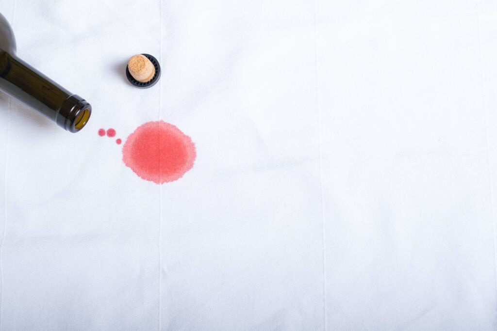 Come Rimuovere le Macchie di Vino Rosso dalla Tovaglia 6 Come Rimuovere le Macchie di Vino Rosso dalla Tovaglia