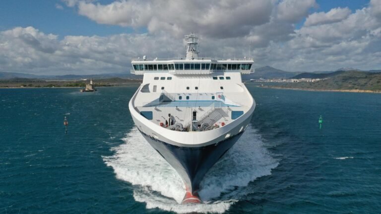 traghetto che attraversa il mare mediterraneo