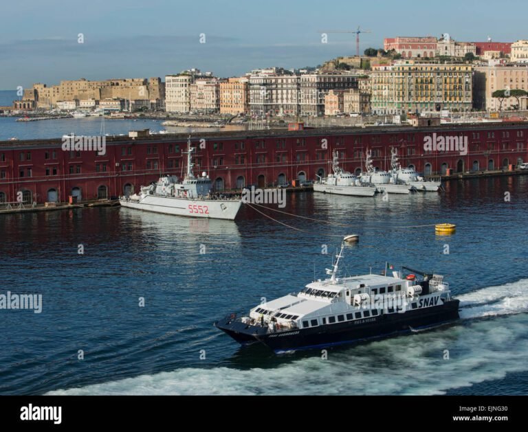 traghetto in partenza dal porto di napoli