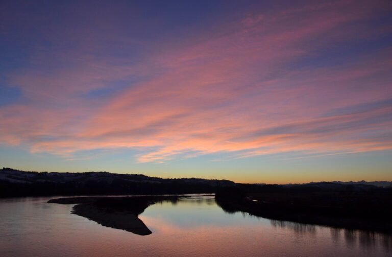 tramonto sul fiume po con riflessi