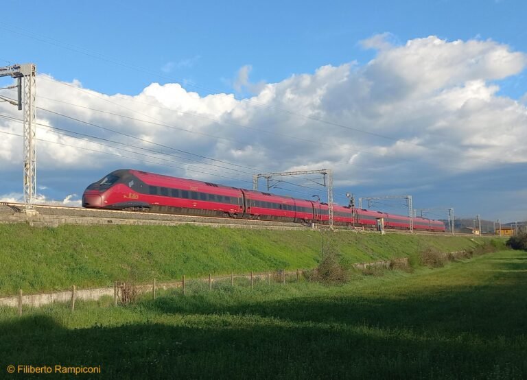 Quali sono i vantaggi delle tariffe low cost di Italo 29 treno italo in corsa su un paesaggio