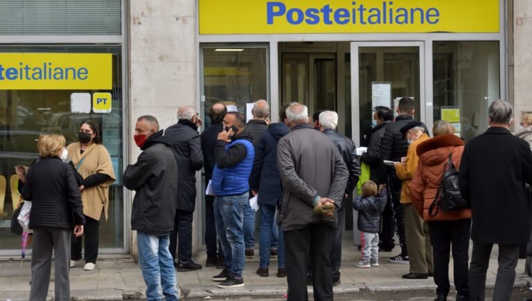 ufficio postale con persone in fila