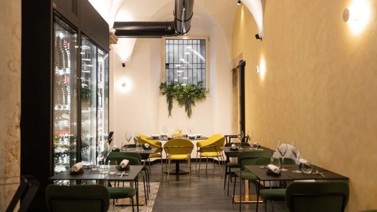 Qual è la storia e il significato di "Da Luigi in Piazza" 8 un accogliente ristorante in una piazza vivace