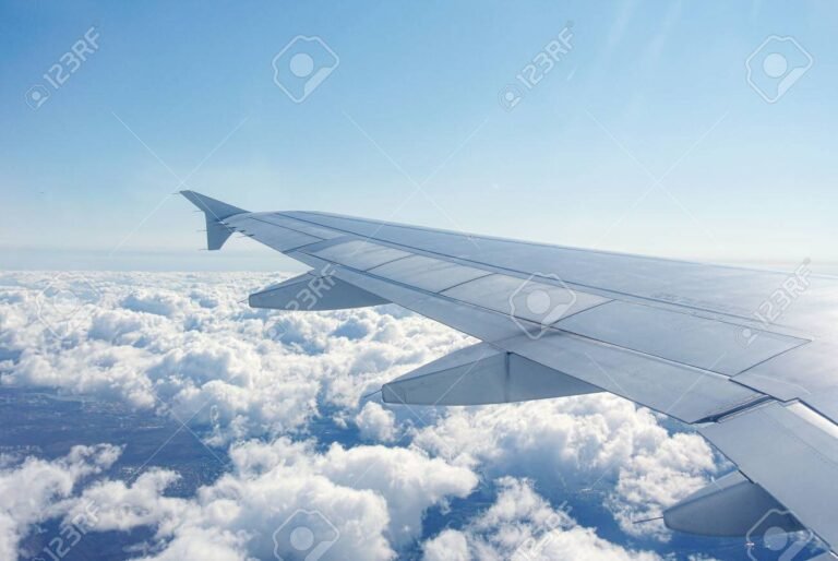 un aereo in volo sopra le nuvole