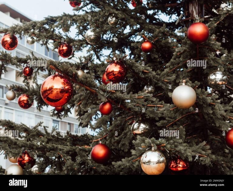 un albero di natale decorato festivamente