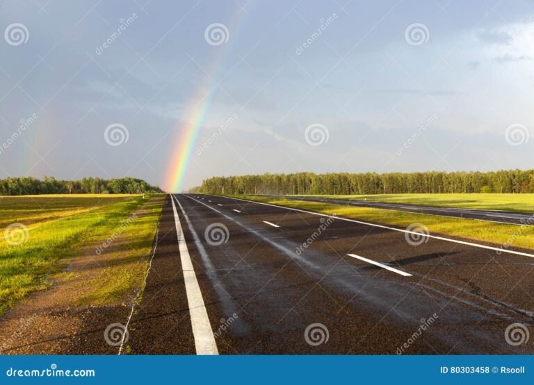 un arcobaleno su una strada romana