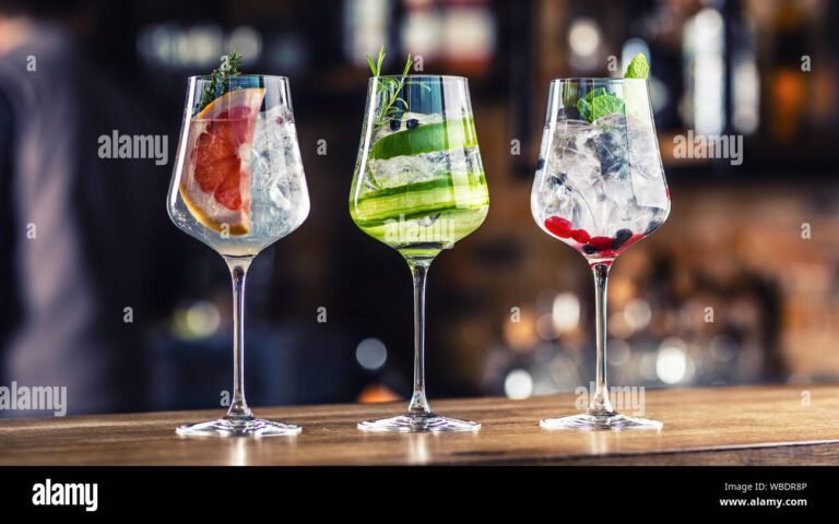un assortimento di gin tonic colorati