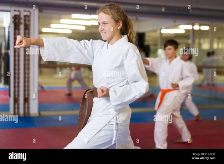 un atleta in kimono durante un allenamento