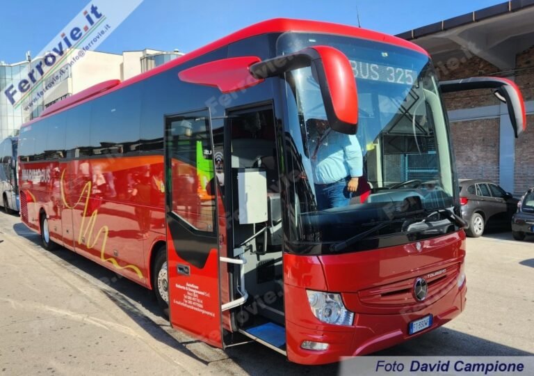 un autobus marino in partenza da bari