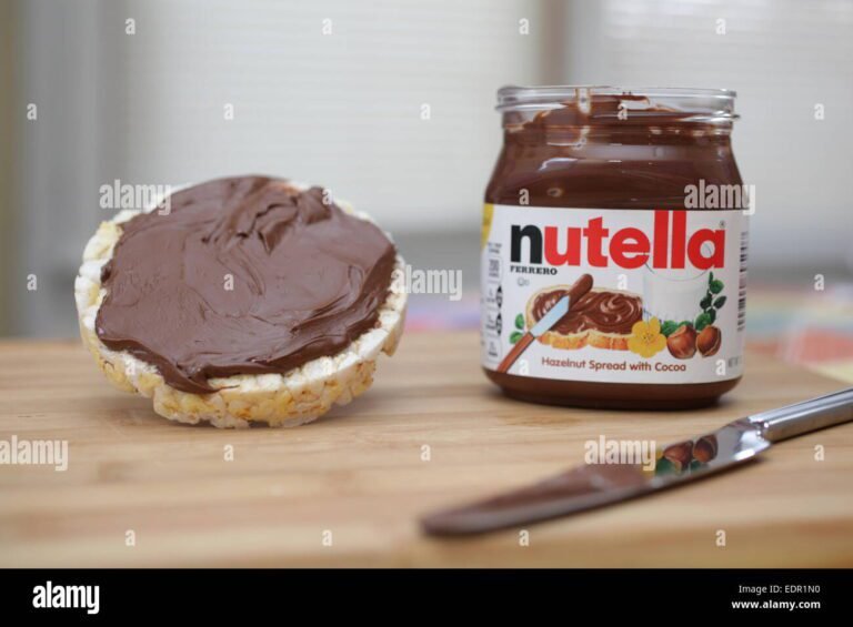 un barattolo di nocciolata su un tavolo